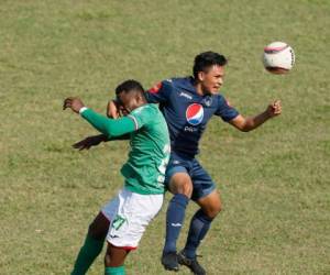 Un duelo bastante disputado en el medio campo, así se juega el clásico de las 'emes' entre Marathón y Motagua por la jornada 7 en el Yankel Rosenthal. (Foto: Edwin Romero / EL HERALDO)