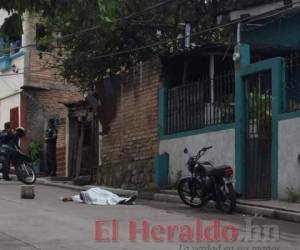 Hombre asesinado en la colonia Las Vegas del Country, en Comayagüela, capital de Honduras. Foto: El Heraldo Honduras.