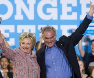 Hillary Clinton y el senador Tim Kaine, quien visitó Honduras siendo misionero de la compañía de los Jesuitas, foto: AFP.