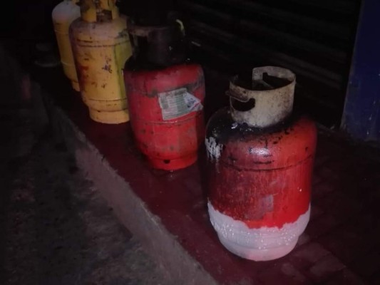 Uno de los chimbos de gas tenía una fuga lo que provocó el accidente en el negocio. Foto: Cuerpo de Bomberos de Honduras/Twitter.