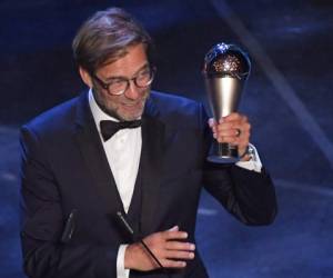 Jurgen Kloop, entrenador del Liverpool, en el momento cuando recibió el premio como mejor entrenador del año por parte de la FIFA. Foto:AFP
