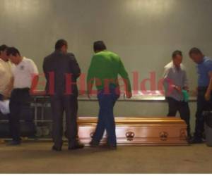 Los familiares del policía llegaron a la morgue capitalina para retirar el cuerpo de la víctima. Foto: Mario Urrutia/El Heraldo