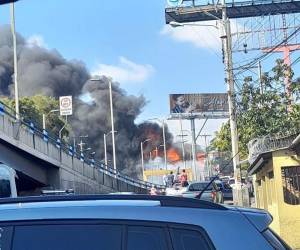 Voraz incendio consume negocio de llantas a inmediaciones Camosa en la capital