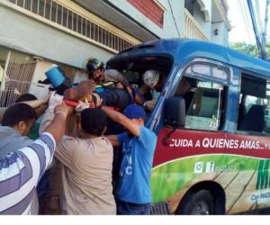 Las víctimas que resultaron con heridas leves fueron trasladadas por el Cuerpo de Bomberos a un centro asistencial.