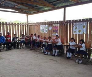 En galera de madera reciben clases niños de escuela en Villa de San Antonio.