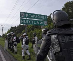 Al igual que otras caravanas, el nuevo grupo de migrantes había salido el sábado de Tapachula, fronteriza con Guatemala. Acusan a las autoridades mexicanas de no entregarles documentos migratorios para permanecer en el país legalmente. Foto: AFP