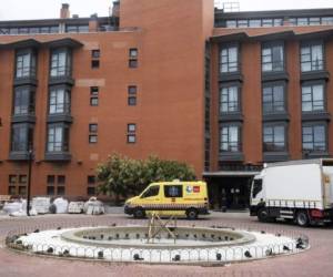 Las autoridades llegaron a la residencia donde murieron los ancianos. Foto: EL PAÍS.