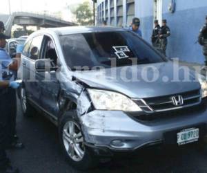 Policías buscan envidencia en camioneta abandonada por los pandilleros que lograron darse a la fuga tras perpetrar un tiroteo. Fotos: Cortesía/ EL HERALDO