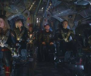 Esta imagen publicada por Disney muestra, desde la izquierda, a Brie Larson, Scarlett Johansson, Don Cheadle, Chris Hemsworth, Chris Evans y el personaje Rocket, con la voz de Bradley Cooper, en una escena de Avengers: Endgame. (Disney / Marvel Studios vía AP).