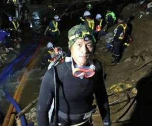 Saman Kunan dentro de la cueva durante las tareas de rescate. Foto POOM PUI