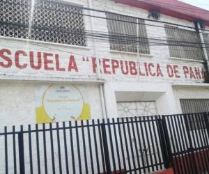 Los portones de la escuela República de Panamá, permanecen cerrados. (Foto: Estalin Irías)