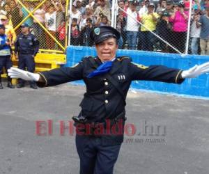El Cantinflas catracho, como se hace llamar José Zuniga, ingresó al Estadio Nacional de Tegucigalpa junto a los uniformados. Fotos: Eduard Rodríguez / EL HERALDO.