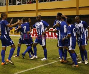 Seleccionados hondureños celebrando el primer gol ante Puerto Rico el sábado 14 de junio de 2008 en Bayamón. Foto: EL HERALDO.