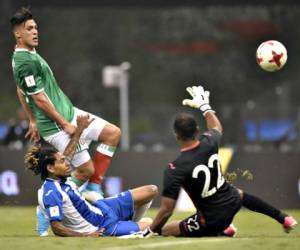 El portero de Honduras Donis Escober y el defensa Henry Figueroa tratan de detener un gol de México. Foto: Agencia AFP.