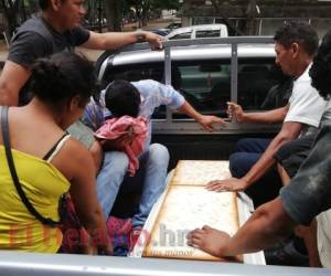 Familiares del niño lloraban la pérdida del menor que cayó de una volqueta. Foto: Estalin Irías/ EL HERALDO