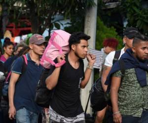 A pesar de las advertencias del presidente de Estados Unidos, Donald Trump, de no permitir la migración irregular, la caravana de salvadoreños se suma a otra de unos 1,000 hondureños que salió este martes de San Pedro Sula. Foto: AFP