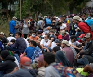 Al menos 4,500 migrantes hondureños empujaron a la policía y cruzaron a Guatemala el viernes por la noche, superando el primer obstáculo de un viaje hacia el norte que esperan llévalos a una vida mejor en los Estados Unidos. Foto: AFP