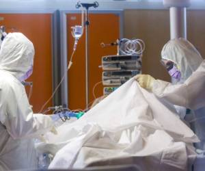 Las autoridades sanitarias han señalado que el pico de la epidemia quedó atrás, después de que se llegaran a registrar 950 muertes diarias y más de 8,000 nuevos casos el 2 de abril. Foto: AFP