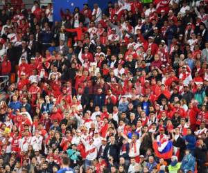 Los hinchas peruanos que coparon el Arena Ekaterimburgo hicieron tronar el himno de batalla de la Franja: 'Contigo Perú', dejando con la boca abierta hasta a los mismos franceses.Foto:AFP