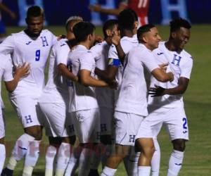 Los jugadores hondureños felicitando a Emilio Izaguirre tras su anotación al minuto 5 ante Puerto Rico. (Foto: Ronal Aceituno / EL HERALDO)