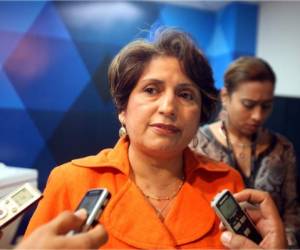 La fiscal especial de la Niñez, Nora Urbina, ofreció declaraciones a los medios de comunicación. (Foto: Efraín Salgado)