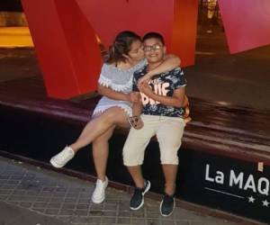 En la fotografía aparecen Karina junto a su hijo, Enoc, quien este viernes cumple 13 años. Su madre no sabe nada de él desde hace más de 11 meses cuando fue secuestrado en medio de un trágico suceso.