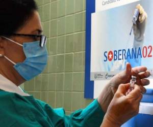 Según expertos, esta vacuna evitaría el contagio de covid-19 y, a su vez, está confirmado que reduce la sintomatología y los riesgos de muerte. Foto: AFP