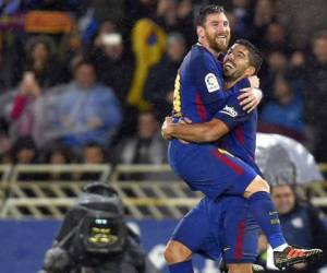 Leo Messi y Luis Suárez celebrando un gol. (AFP)