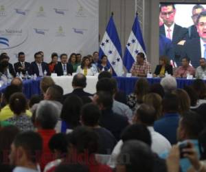 Momento en el que comenzó la instalación de la mesa de diálogo, liderada por el presidente hondureño Juan Orlando Hernández. (Fotos: Alex Pérez / EL HERALDO)