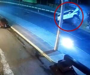 La camioneta blanca impactó contra la barrera de concreto del túnel frente a Emisoras Unidas. Foto: Captura de video.