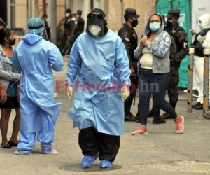 El personal de salud se encuentra en la primer línea desde que inicó la pandemia el 11 de marzo; el covid-19 ya le ha arrebatado la vida a varios médicos, enfermeras y otros trabajadores del área de la salud. Foto: Marvin Salgado/ EL HERALDO.