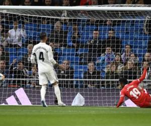 Girona's Honduran forward Anthony Lozano (R) scores during the Spanish Copa del Rey (King's Cup) quarter-final first leg football match between Real Madrid CF and Girona FC at the Santiago Bernabeu stadium in Madrid on January 24, 2019. (Photo by JAVIER SORIANO / AFP)