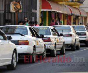 Los taxistas cruzaron las unidades, impidiendo el paso.