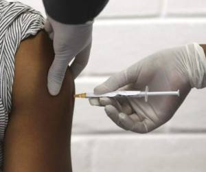 Se espera que el 70% pueda acceder a la vacuna contra el covid-19. Foto: AP