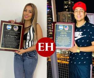 Elsa Oseguera y 'Davis Flow' posan felices con sus placas de reconocimiento.