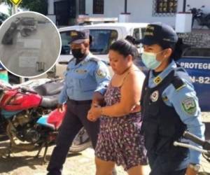 El momento en que la mujer era trasladada por agentes de la Policía Nacional.