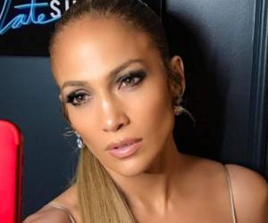 La cantante de 47 años compartió una foto en la que se le ve muy sonriente en compañía de las hijas de Alex Rodríguez. Foto Instagram @jlo