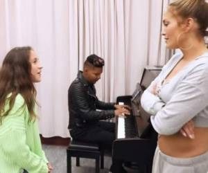 Emma, la hija de Jennifer Lopez, cantó un rato a su madre y sorprendió con su hermosa voz.