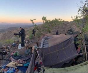 El grupo criminal 'halcones', entre ellos seis hondureños, se internaban en la montaña para operar sus actividades ilícitas. Foto: Twitter/CBP.