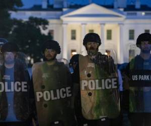 Las luces de la Casa Blanca fueron apagadas por algunas horas durante las protestas, mientras el mandatario permanecía resguardado en el búnker. Foto: AFP.