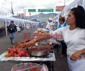 Los capitalinos podrán disfrutar de la diferente gastronomía hondureña e internacional que hay en el Carnaval de Tegucigalpa. Fotos: Alex Pérez/Marvin Salgado/EL HERALDO