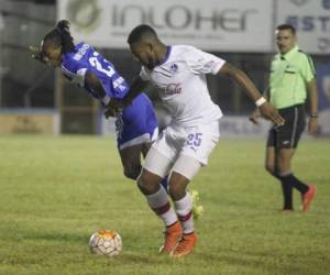 El jugador de Olimpia y Lepaera pelean por el balón.