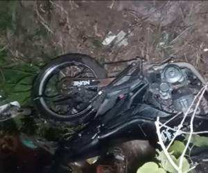 El cuerpo del joven estaba debajo de la motocicleta por lo que no se descarta que haya sido un accidente.