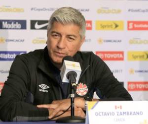 Octavio Zambrano, técnico de Canadá, durante la conferencia de prensa previo al juego de este viernes ante Honduras