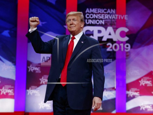 El presidente Donald Trump hace un gesto a la audiencia mientras llega para hablar durante una conferencia política en Oxon Hill, Maryland, el sábado 2 de marzo de 2019. (AP Foto/Carolyn Kaster).