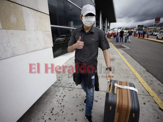 El joven hondureño Wilson Berríos llegó este viernes a Honduras, tras más de cuatro meses de cirugías en Bostón, Estados Unidos. Foto: Emilio Flores/EL HERALDO.