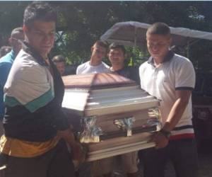 Familiares y amigos cargaron el féretro donde yacía el cuerpo de Estefany López, estudiante de periodismo de la UNAH. Foto: Cortesía
