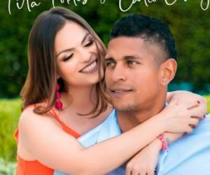 La pareja se conoció a través de las redes sociales. En una entrevista para un medio hondureño Tita Torres indicó que fue por medio de Facebook que ambos se contactaron.