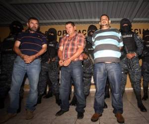 presentación .Los hermanos Luis Alonso, Miguel Arnulfo y José Inocente Valle Valle fueron presentados por el director de la Policía Nacional, Ramón Sabillón, en las instalaciones del comando Cobras de Tegucigalpa. / Fotos: Estalin Irías.