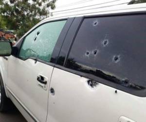 El vehículo recibió más de una docena de disparos según se observa en las imágenes tras el tiroteo en Catacamas. (Foto: El Heraldo Honduras, Noticias de Honduras)